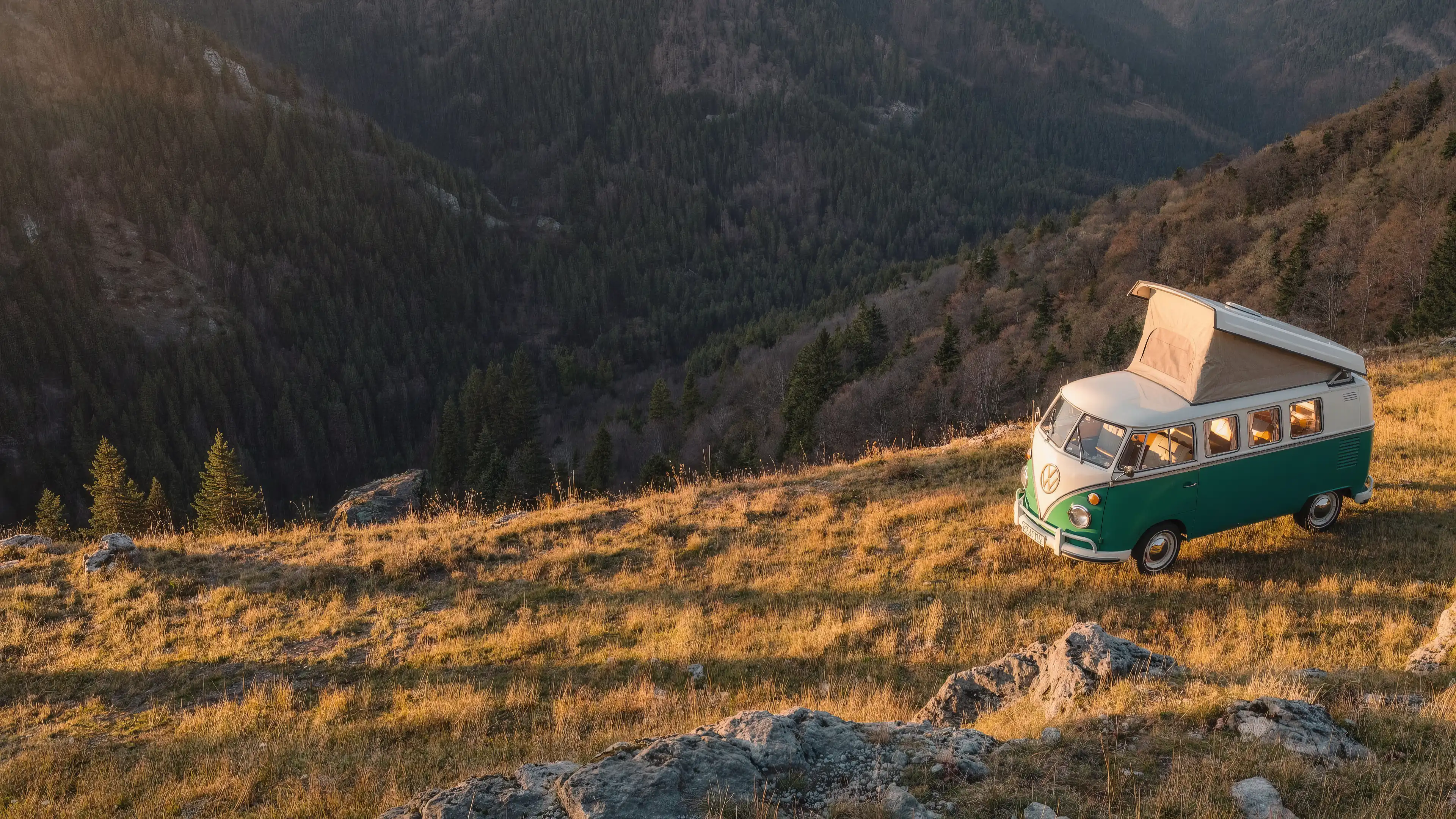 Camping-car garé dans un paysage naturel - illustration du service de dépôt-vente